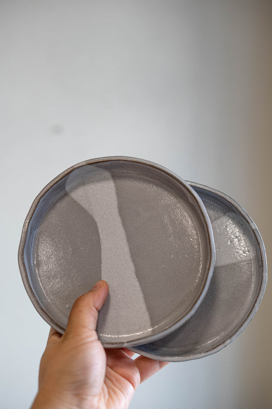 Set of 2 white plates